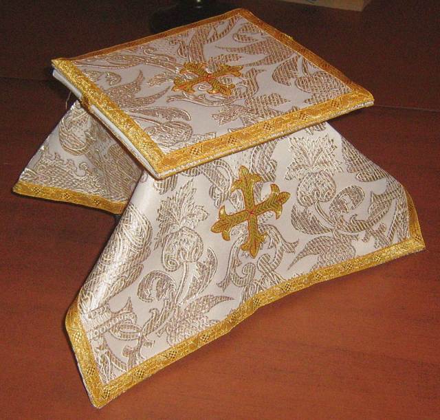 Roman Vestment Set in Venezia white/gold fabric